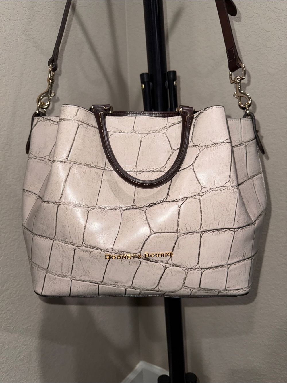 Dooney & Bourke EUC Cream Croc-Embossed Large Barlow